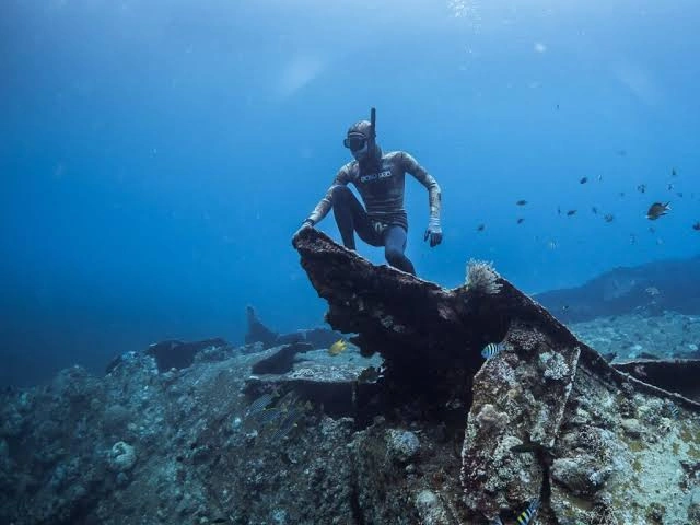jemeluk bay underwater